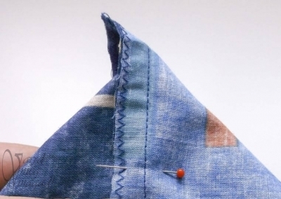 Hajtsd egymásra az oldala és az alja varrását