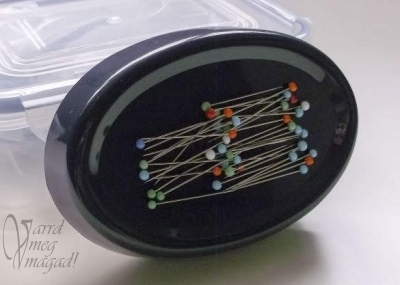 Mágneses gombostűtartó függőlegesen helyzetben