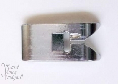 Univerzális varrógép talp alul nézetben